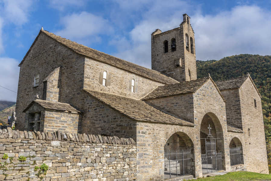 Huesca - Linas de Broto 3 - iglesia de San Miguel.jpg